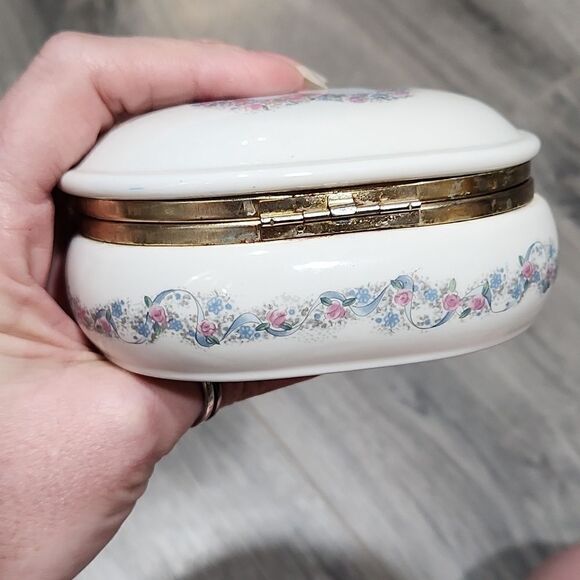 Vintage Romanee Creative Collect. Floral Heart Porcelain Oval Music Jewelry Box - Picture 5 of 8